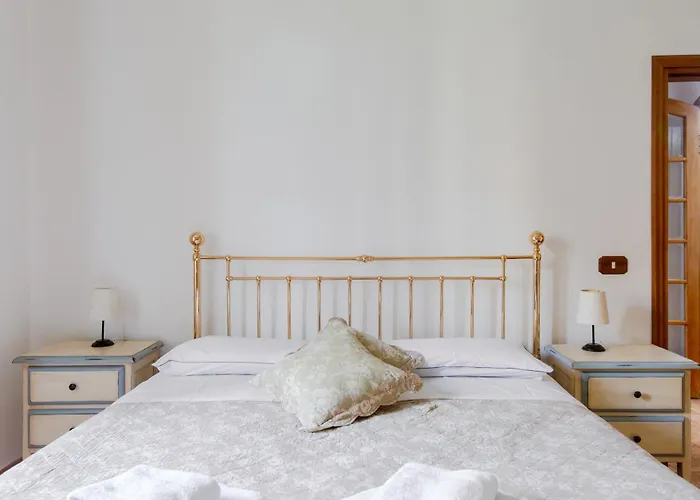 Guesthost - An Oasis In - Roomy Flat With Parking Appartement