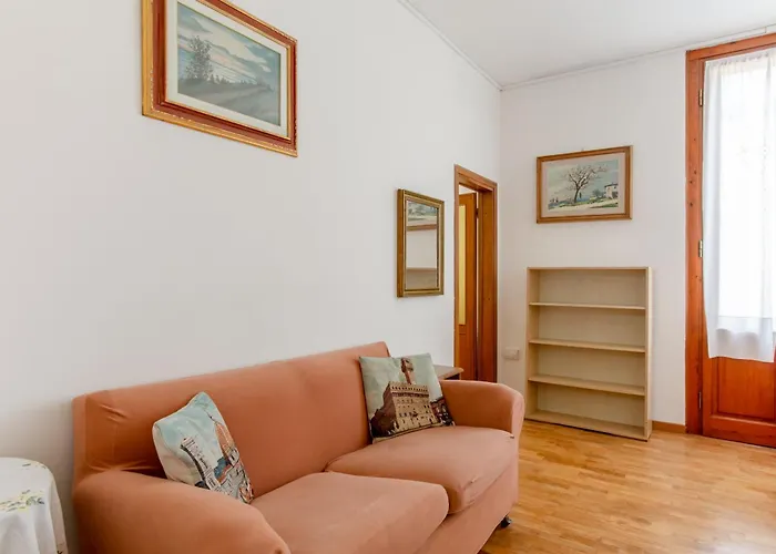Guesthost - An Oasis In - Roomy Flat With Parking Appartement *